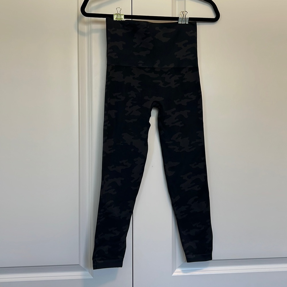Spanx Seamless Eco Leggings. NWOT. Black camo. Size M